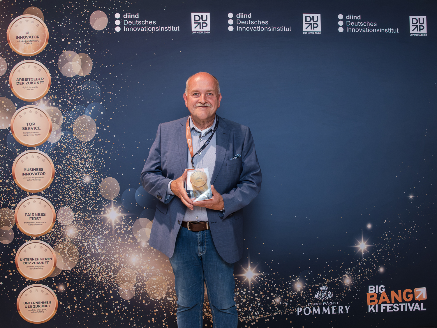 Dirk Weber GF und Inhaber von S&W Feinmechanik for der Award Wand mit dem Award für SOP SERVICE